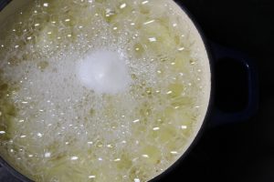じゃがいもを茹でる